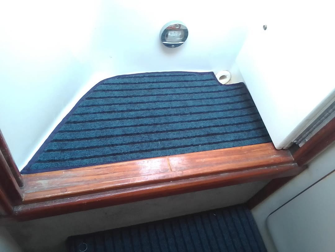 Instalación de moqueta interior para embarcación
